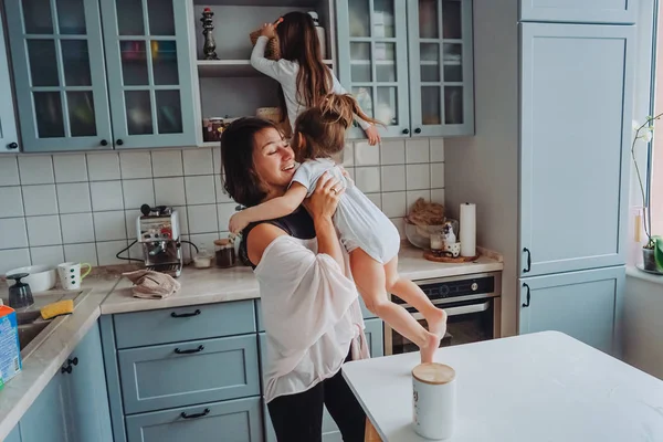 Família feliz se divertindo na cozinha — Fotografia de Stock
