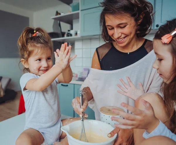 Счастливая семья готовит вместе на кухне — стоковое фото