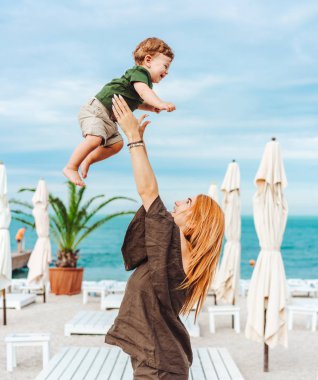 Anne ve küçük oğlu sahilde, tatildeler.