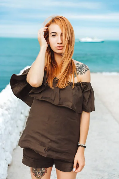 Jovem mulher com cabelo vermelho posando para a câmera — Fotografia de Stock