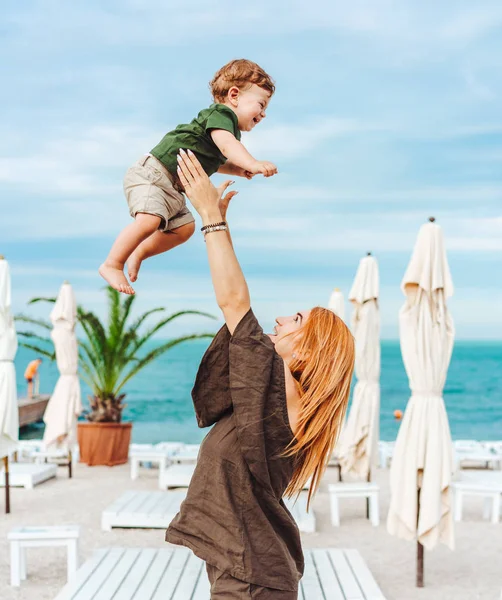 Anne ve küçük oğlu sahilde, tatildeler.