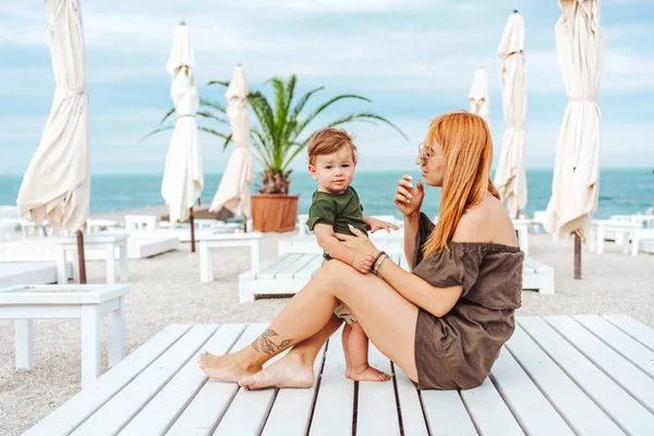 Anne ve küçük oğlu sahilde, tatildeler.