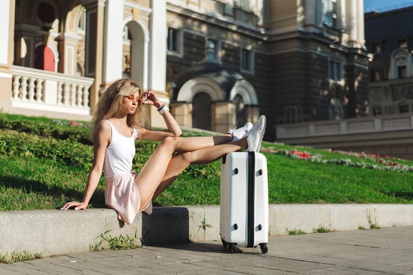 Beyaz bir çanta ile kız gezgin