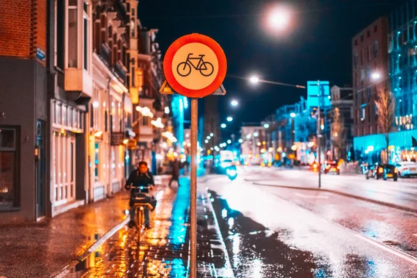 自行车车道标志在一条夜街道 — 图库照片