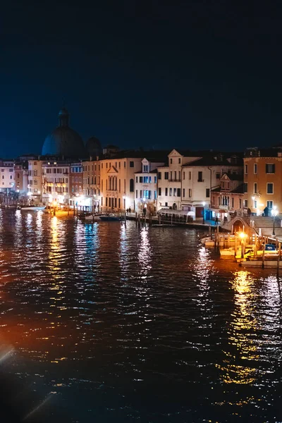 Una vista del canal por la noche. Venecia, Italia —  Fotos de Stock