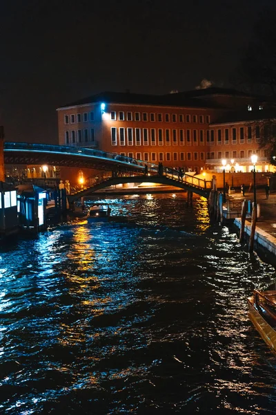 Uma vista para o canal à noite. Veneza, Itália — Fotografia de Stock