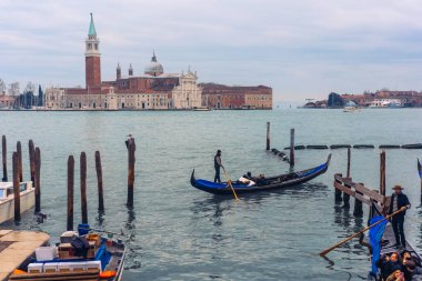 Gondollar Saint Mark Meydanı 'nda demirli.