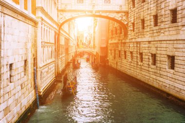 Eski evleri ve tekneleri olan Venedik kanalı