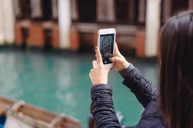 Kız bir fotoğraf kanal yapıyor