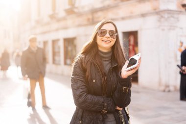Güzel genç kadın cep telefonunu kullanma
