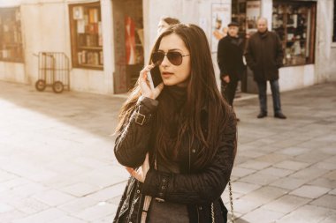 Güzel genç kadın cep telefonunu kullanma
