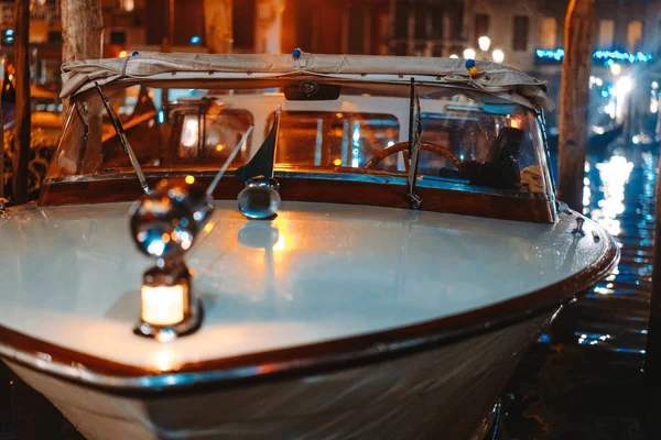 Barco pequeno no canal noturno — Fotografia de Stock