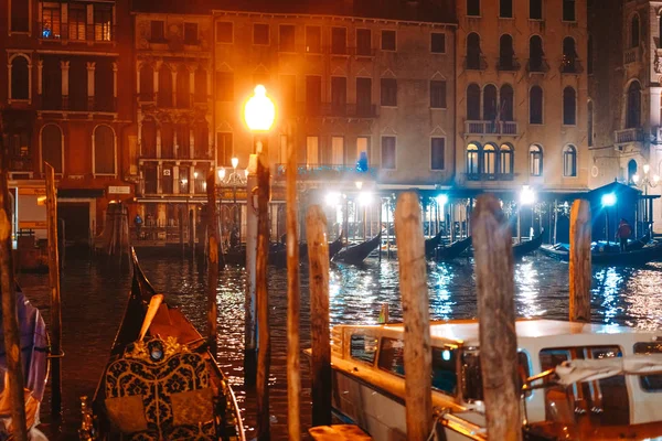 Vue sur le canal la nuit. Venise, Italie — Photo