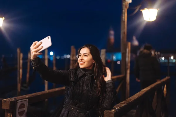 Piękna młoda kobieta przy selfie w mieście — Zdjęcie stockowe