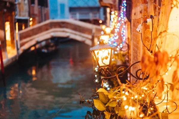 Венецианский канал поздно ночью с уличным освещением — стоковое фото