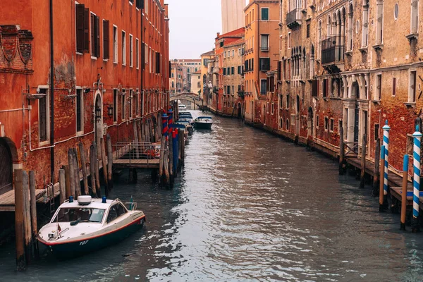 Die straße mit dem boot in venedig, italien. — Stockfoto