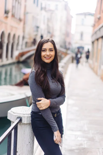 Retrato de menina com vista Canal . — Fotografia de Stock