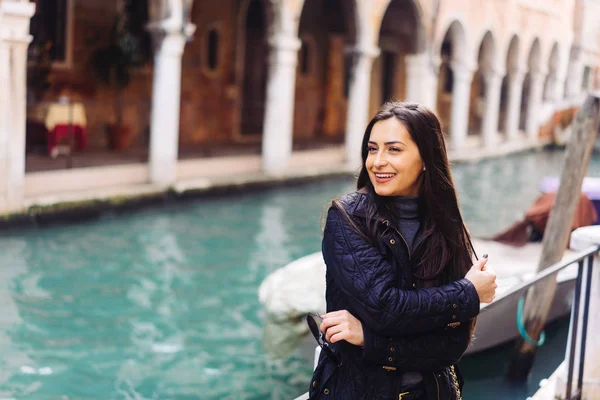 Portrait de fille avec vue sur le canal . — Photo