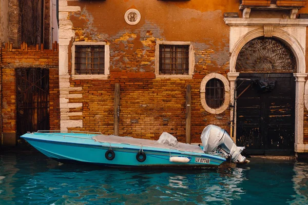 Canal veneciano con casas antiguas y barcos — Foto de Stock