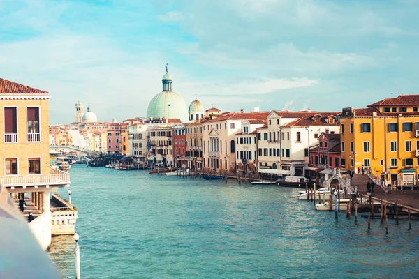 Venezianischer Kanal mit antiken Häusern und Booten — Stockfoto