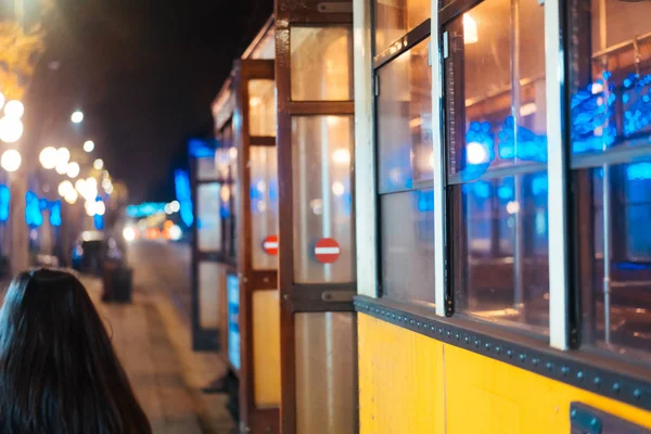 밤 거리에 트램 — 스톡 사진