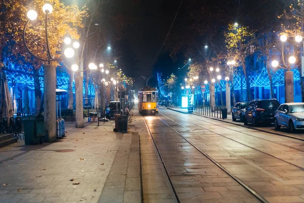 Gece sokakta tramvay — Stok fotoğraf