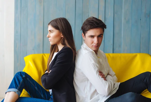 Hombre mujer en sofá amarillo — Foto de Stock