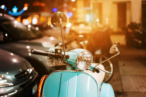 Açık mavi retro scooter sokakta