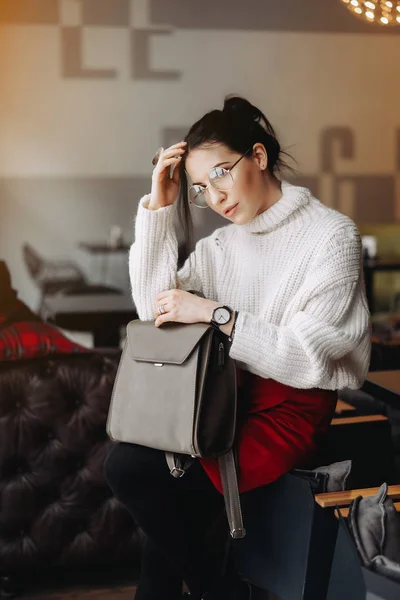 Fashionabla kvinna håll svart väska — Stockfoto