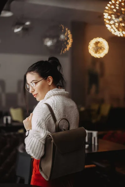 Moda mujer hold negro bolsa — Foto de Stock