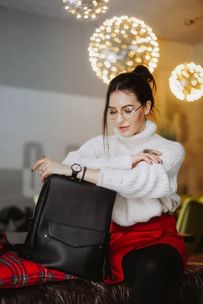 Moda mujer hold negro bolsa — Foto de Stock