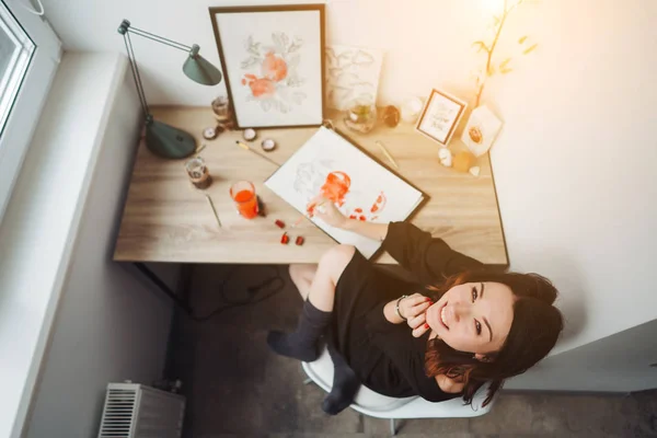 Mujer joven pintando con acuarelas —  Fotos de Stock