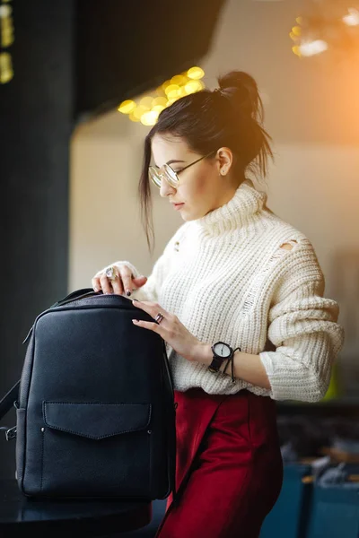 Moda mujer hold negro bolsa — Foto de Stock