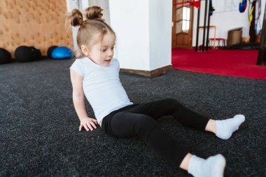 Küçük kız egzersizleri yapıyor