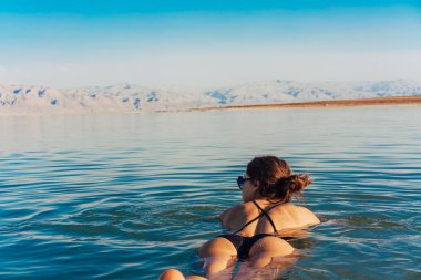 Kız rahatlatıcı ve suda yüzen