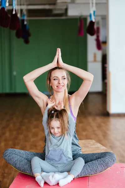 A little girl repeats exercises for her mother — Stock Photo, Image