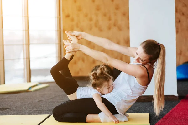 Mom and daughter together perform different exercises — Stock Photo, Image