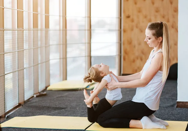 Mom and daughter together perform different exercises — Stock Photo, Image