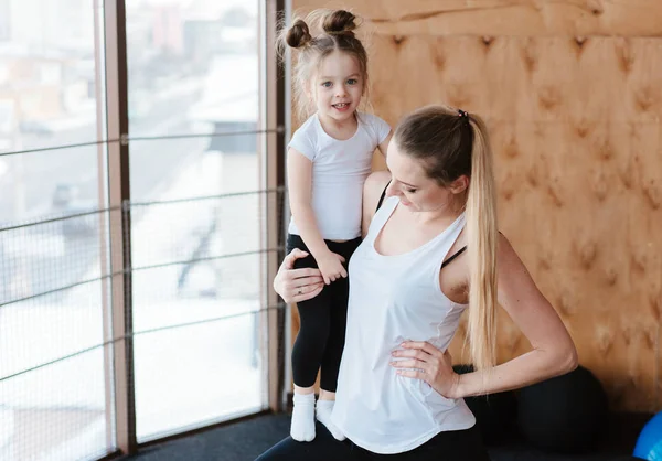 Küçük kız ve anne kameraya poz