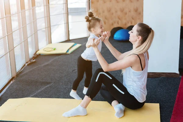 Moeder en dochter samen voeren verschillende oefeningen uit — Stockfoto