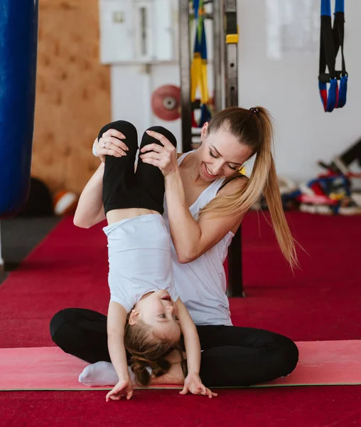 Mamá e hija juntas realizan diferentes ejercicios —  Fotos de Stock