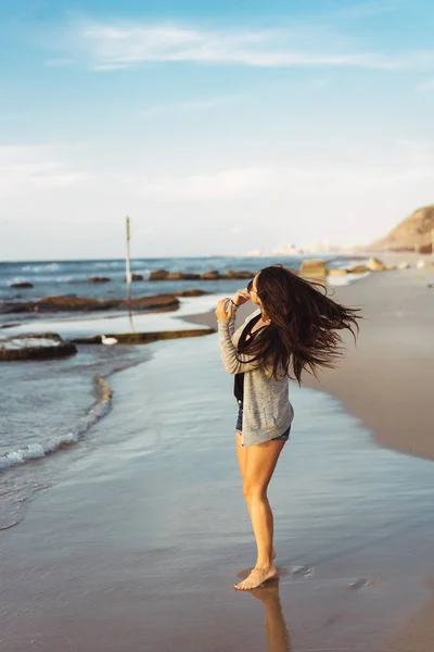 Menina bonita jovem posando junto ao mar — Fotografia de Stock