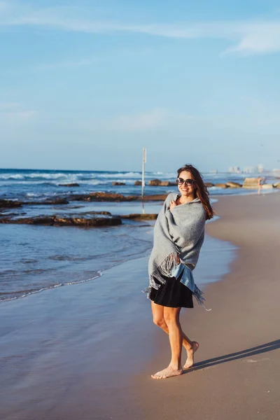 Молодая красивая девушка позирует у моря — стоковое фото