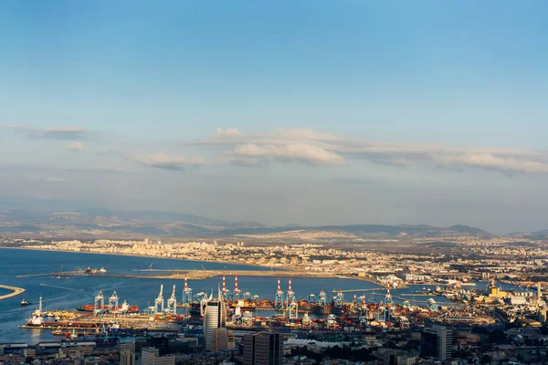 Puerto de carga industrial de visión aérea con buques y grúas — Foto de Stock