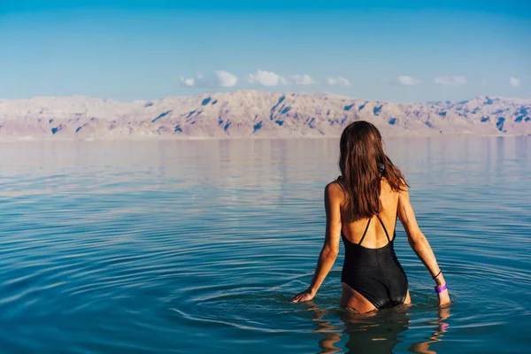 Jovem mulher indo para o Mar Morto, Israel — Fotografia de Stock