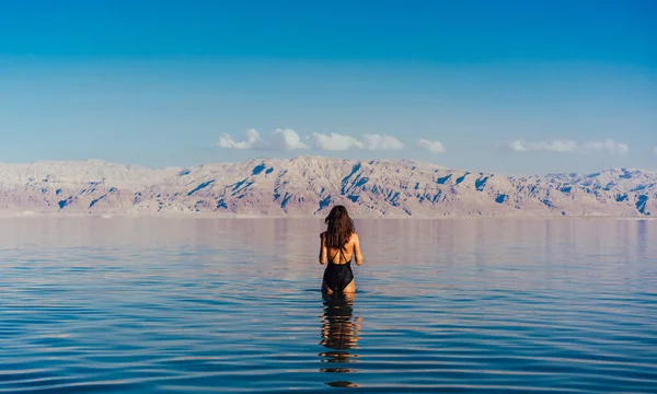 Jeune femme en mer Morte, Israël — Photo