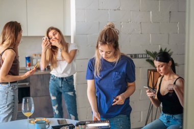 Güzel, genç kız makyaj yapıyor.