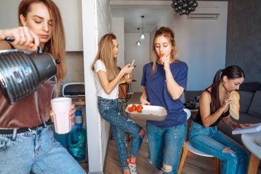 Arkadaşlar mutfakta.