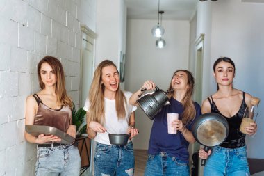 Arkadaşlar birlikte eğlenin.