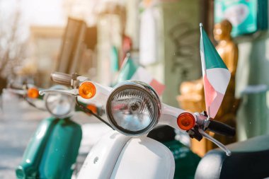 Sokakta eski mobilet.